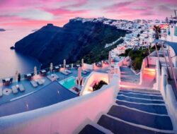 Discover the Most Magical Sunset in Santorini
